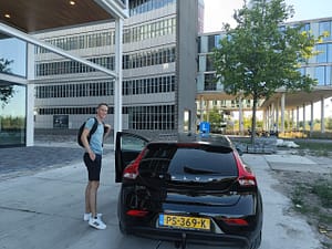 Bram bij UvA afgezet voor college